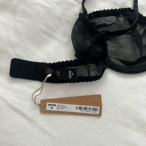 SKIMS | Romance Balconette Bra - Picture 5 of 10